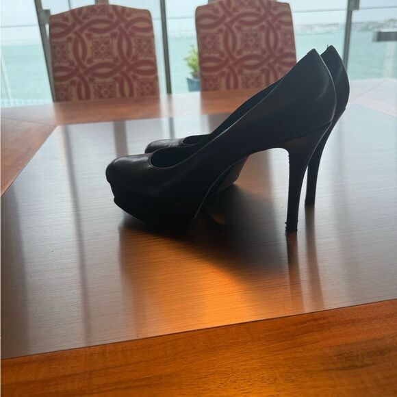 Vera Wang Classic Black Heels - Picture 1 of 11